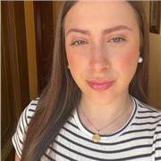 Profesora de apoyo escolar que brinda clases de matemáticas, inglés, economía… tanto online como presencial